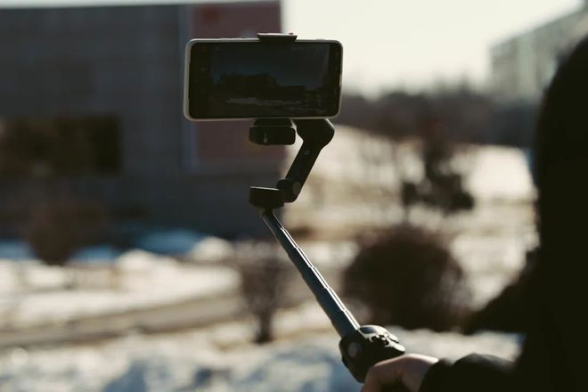 Moblie 7 Pro稳定器首发初体验！爱游戏app入口549元！大疆OSMO(图2)