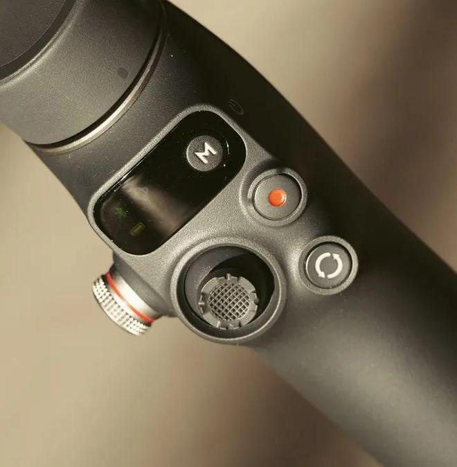 Moblie 7 Pro稳定器首发初体验！爱游戏app入口549元！大疆OSMO(图5)