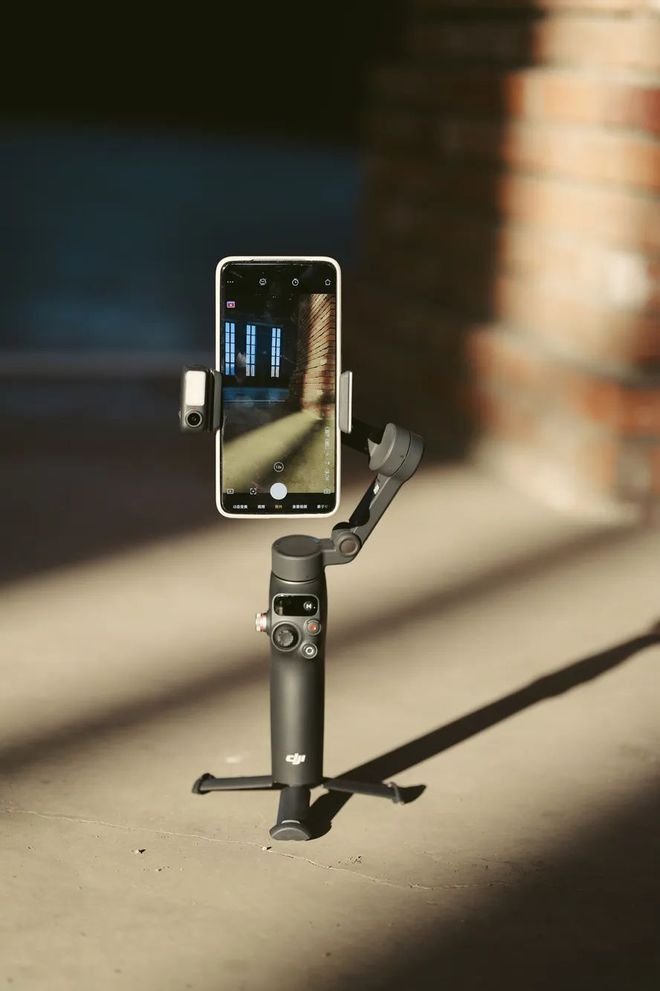Moblie 7 Pro稳定器首发初体验！爱游戏app入口549元！大疆OSMO(图8)